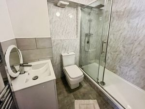 Shower room- click for photo gallery